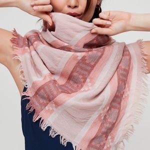 Aritzia Wilfred Zoya Weave Triangle Scarf Peach Geometric - worn by Megan Markle